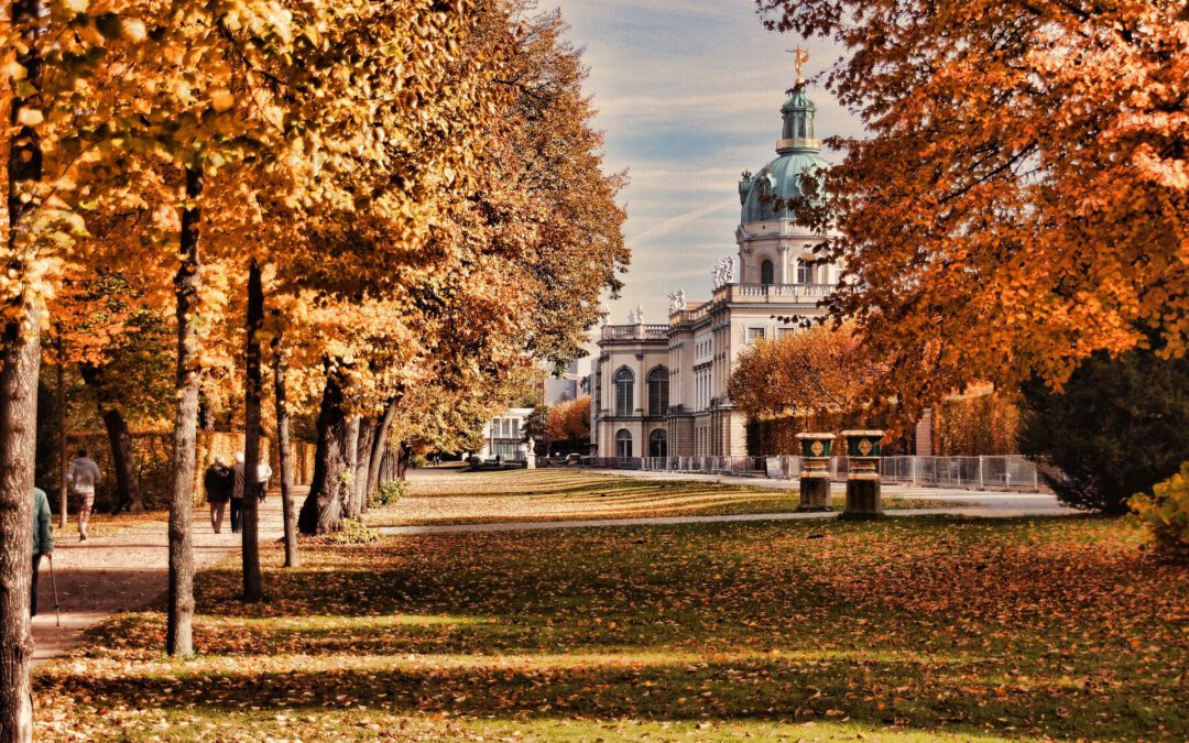 Das Bild zeigt Park und Schloss Charlottenburg im Herbst