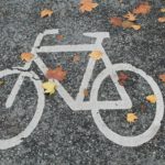 Fahrradzeichen auf einem Weg mit Herbstblättern