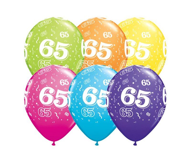 Das Bild zeigt bunte Luftballons mit der Zahl 65 drauf